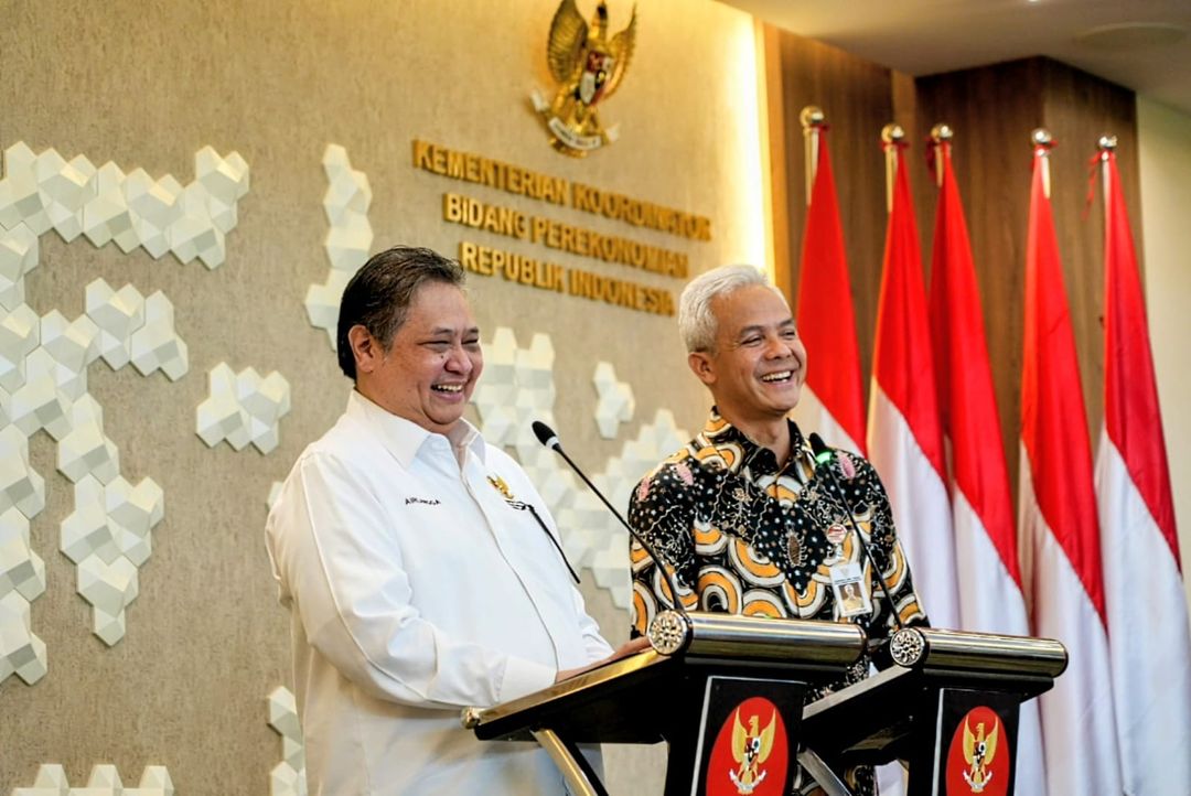 Menko Perekonomian, Airlangga Hartarto (kiri) bersama Gubernur Jawa Tengah, Ganjar Pranowo, dalam rapat koordinasi di Jakarta, Senin 17 Juli 2023. 