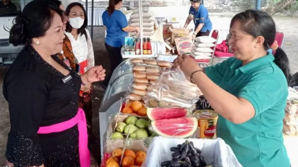 Kepala Dinas Perindustrian dan Perdagangan (Disperindag) Kota Denpasar Ni Nyoman Sri Utari saat berbincang dengan salah satu pedagang di Kelurahan Renon di Denpasar, Senin (17/7).