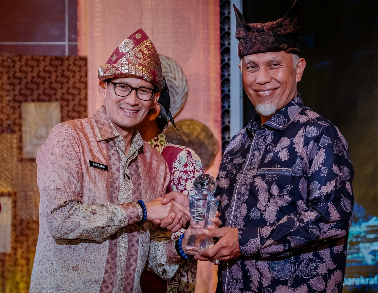 Menparekraf Sandiaga Salahuddin Uno menyerahkan piala penghargaan ajang Anugerah Pemasaran Pariwisata Indonesia (APPI) tahun 2023 kepada Gubernur Sumatra Barat Mahyeldi Ansharullah.