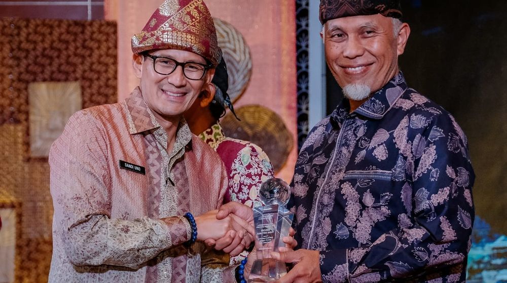 Menparekraf Sandiaga Salahuddin Uno memberikan penghargaan kepada Gubernur Sumbar Mahyeldi Ansharullah.jpg