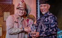 Menparekraf Sandiaga Salahuddin Uno memberikan penghargaan kepada Gubernur Sumbar Mahyeldi Ansharullah.jpg