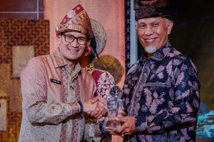 Menparekraf Sandiaga Salahuddin Uno memberikan penghargaan kepada Gubernur Sumbar Mahyeldi Ansharullah.jpg