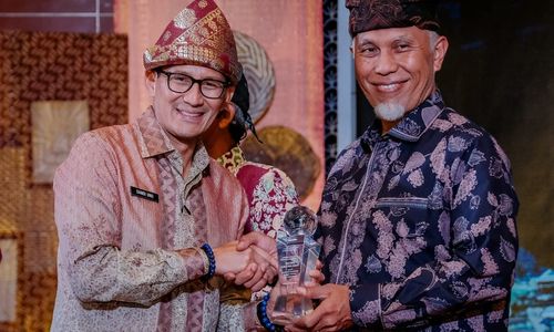 Menparekraf Sandiaga Salahuddin Uno memberikan penghargaan kepada Gubernur Sumbar Mahyeldi Ansharullah.jpg