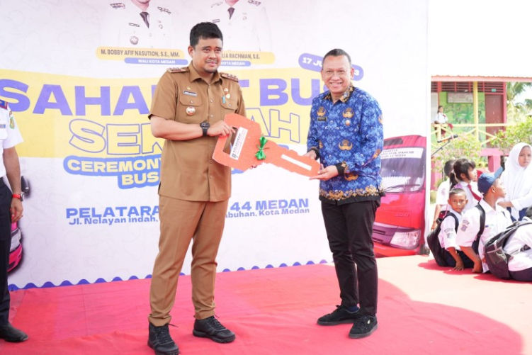 Bobby Nasution Serahkan 3 Unit Bus