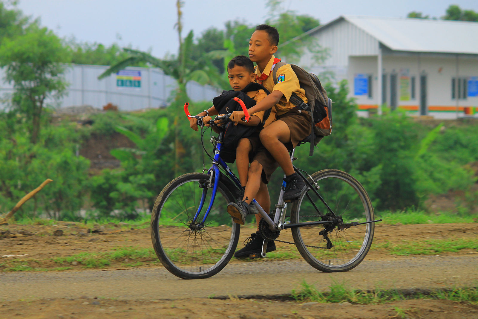 Potret anak berangkat sekolah