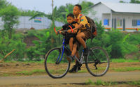 Potret anak berangkat sekolah