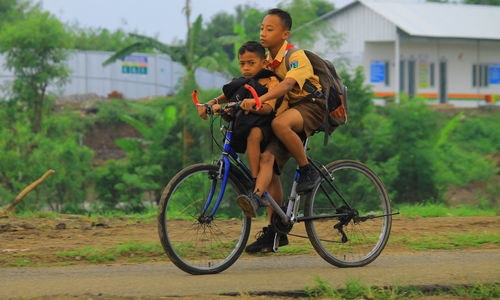 Potret anak berangkat sekolah