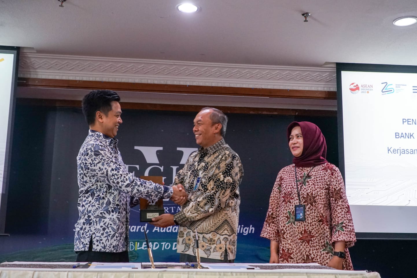 Bank Mandiri terus berupaya mendorong pertumbuhan bisnis yang inklusif dan berkelanjutan dengan mengoptimalkan potensi di ekosistem pendidikan. Bekerja sama dengan Ruang Guru, Bank Mandiri berikan solusi keuangan bagi pengguna platform edukasi ini. 