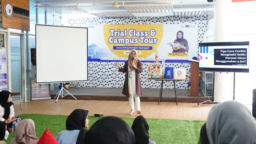 Program studi (Prodi) Akuntansi Institut Informatika dan Bisnis (IIB) Darmajaya menggelar Trial Class dan Tour Campus di Co-Working Space pada Selasa (18/7/2023).