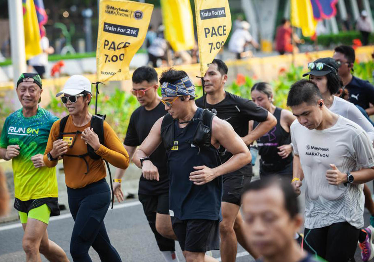 Nampak sejumlah pelari yang berkumpul di ajang latihan lari rutin mingguan  Road To Maybank Marathon 2023 di kawasan Sudirman, Jakarta. 19 Juli 2023. Foto : Panji Asmoro/TrenAsia