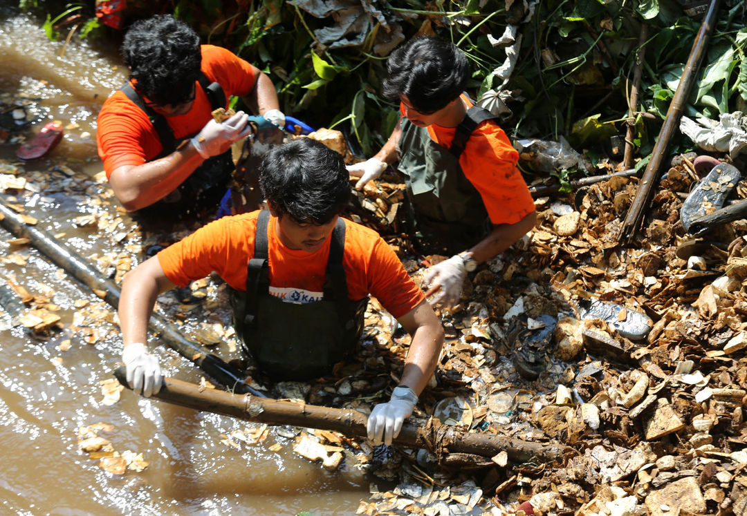 Pupuk Kaltim berkolaborasi dengan Pandawara Group, melalui program Employee Voluntary Initiation
(Evolution) melakukan pembersihan sampah di Kali Krukut. Dengan tajuk “Aksi Jaga Alam,
Lingkungan Bersih, Sehat dan Berseri (Akal Lestari)”, karyawan PKT juga ikut mengajak masyarakat
sekitar Kali Krukut untuk terus bertindak lebih proaktif dalam menjaga kebersihan.Depok 18 Juli 2023. Foto : Panji Asmoro/TrenAsia