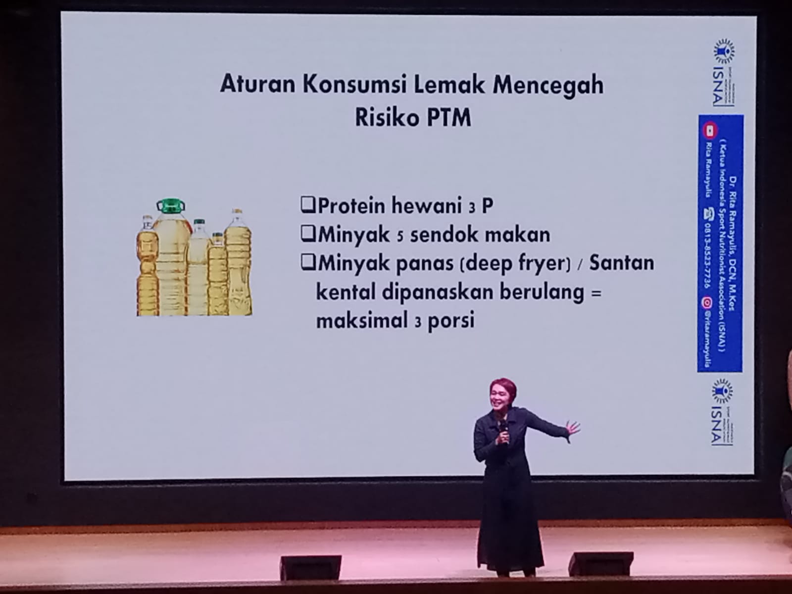 Ketua Indonesia Asosiasi Ahli Gizi Olahraga (ISNA), Dr Rita Ramayulis saat kuliah pakar di Unusa.