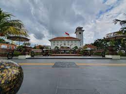 Pemerintah Kota (Pemkot) Madiun meraih pendapatan sebesar Rp305 juta dari lelang 69 kendaraan dinas yang prosesnya dilakukan secara tertutup