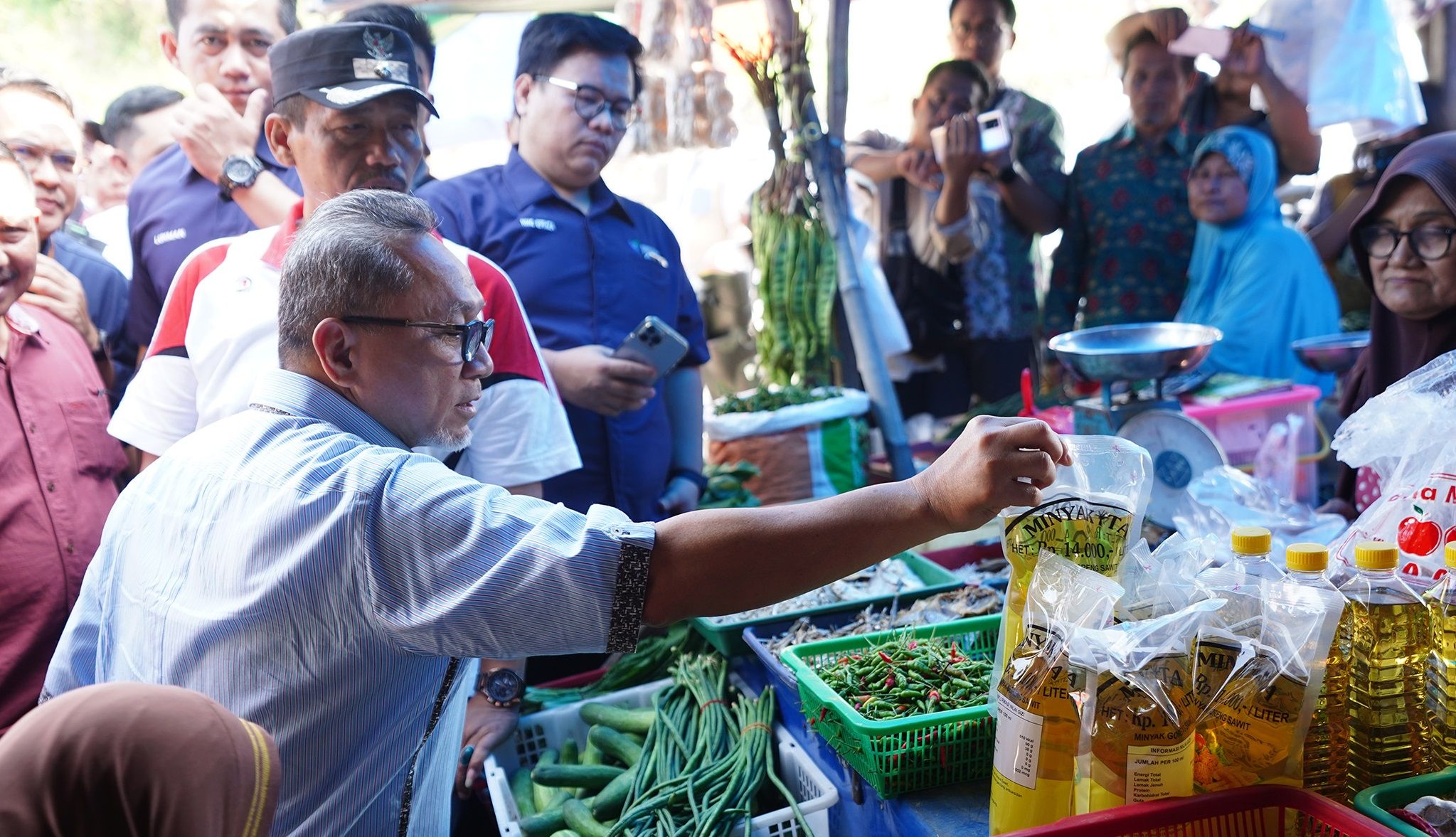 Mendag Zulkifli Hasan meninjau ketersediaan stok dan stabilitas harga barang kebutuhan pokok (bapok) di Pasar Bakauheni, Lampung, Rabu 19 Juli 2023.