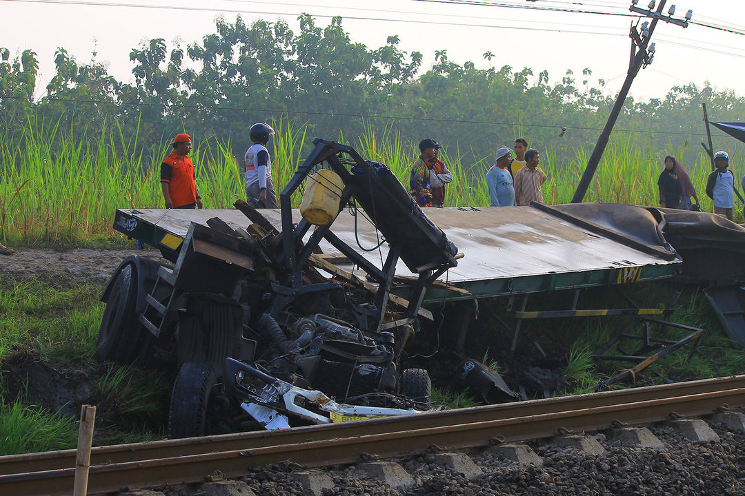 Truk Trailer yang hancur setelah ditabrak oleh KA Sancaka pada 2018 lalu di Ngawi.