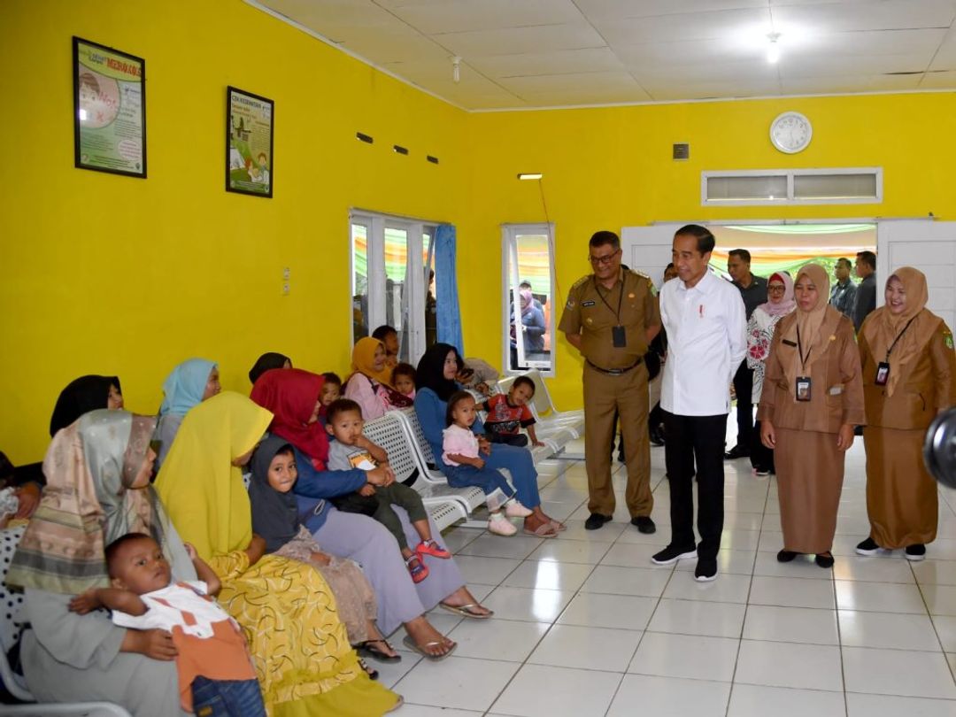 Presiden Jokowi bersama Ibu Iriana Jokowi meninjau kegiatan upaya penurunan stunting di Puskesmas Srikuncoro, Bengkulu Tengah, Bengkulu, Kamis 20 Juli 2023.
