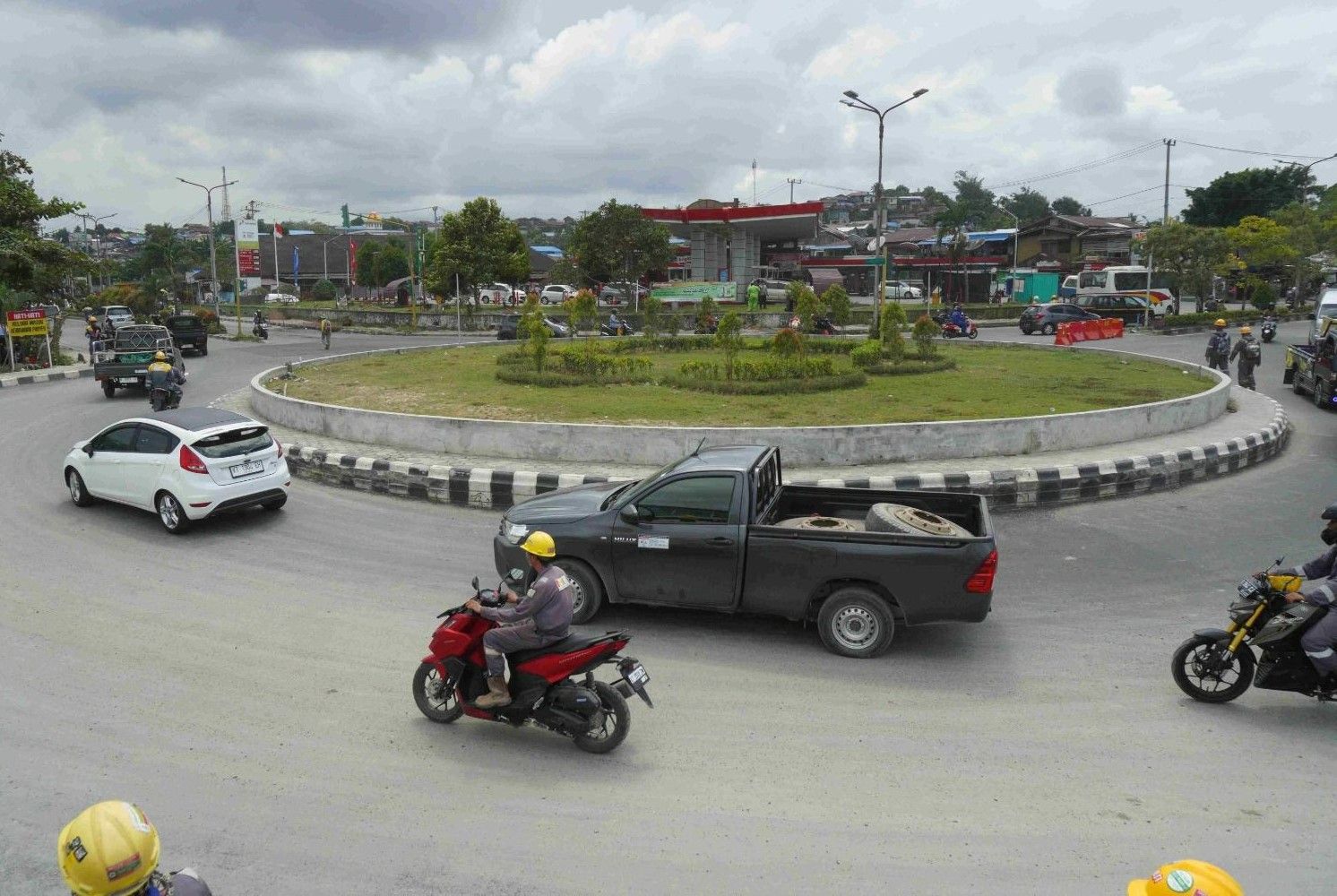 Kilang Pertamina Unit Balikpapan Lakukan Perbaikan Jalan Bundaran Karang Anyar