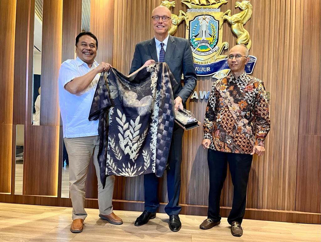 Duta Besar Republik Czechia atau Ceko untuk Republik Indonesia, H.E. Jaroslav Dolecek diberi batik oleh Wakil Ketua Umum Bidang Perdagangan Internasional Kadin Jatim Prof. Tomy Kaihatu didampingi Ketua Umum Kadin Jatim Adik Dwi Putranto.