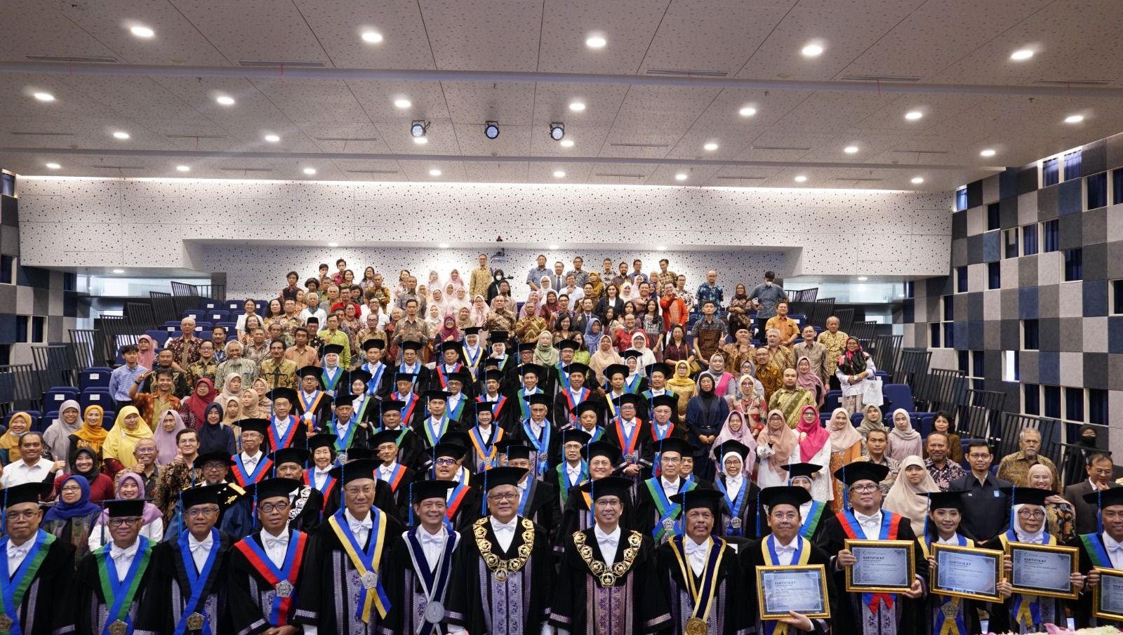 Lima guru besar baru ITS berfoto bersama para pimpinan usai dikukuhkan Kamis (20/7/2023).
