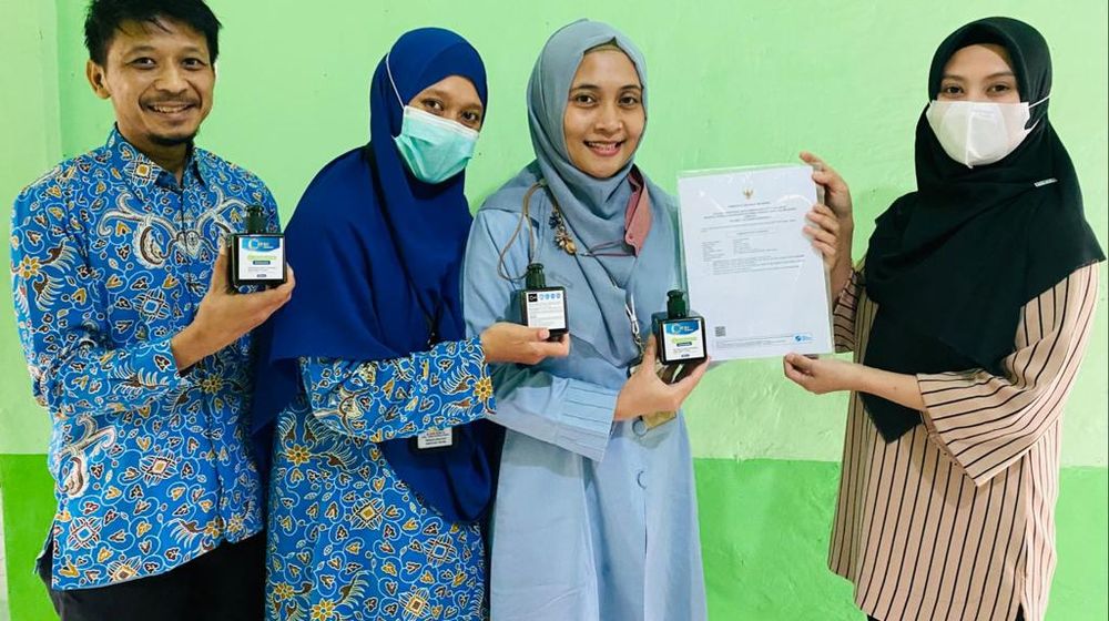 Tim-PKM-Prodi-D3-Farmasi-UNS-Kembangkan-Hand-Sanitizer-Gel-Non-alkohol-dari-Minyak-Sereh.jpeg