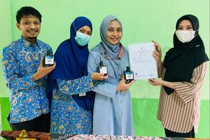 Tim-PKM-Prodi-D3-Farmasi-UNS-Kembangkan-Hand-Sanitizer-Gel-Non-alkohol-dari-Minyak-Sereh.jpeg