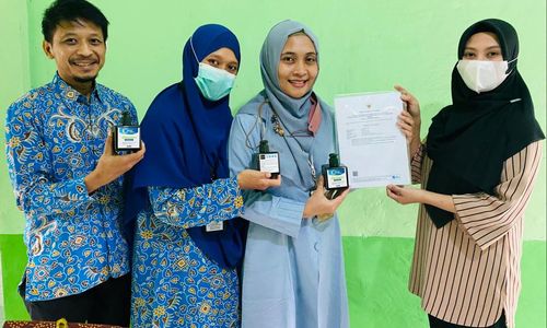 Tim-PKM-Prodi-D3-Farmasi-UNS-Kembangkan-Hand-Sanitizer-Gel-Non-alkohol-dari-Minyak-Sereh.jpeg