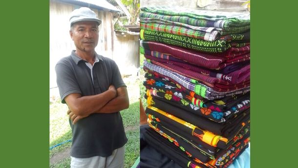 Karolus Ner Mengais Rejeki dengan Jajakan Kain Tenun Manggarai dari Kampung ke Kampung