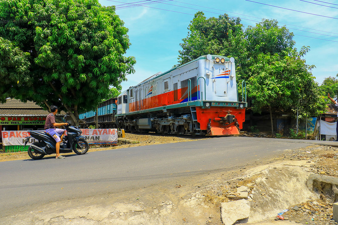 Perlintasan sebidang yang tidak berpalang dan tidak berpintu di lintas Solokota-Sukoharjo