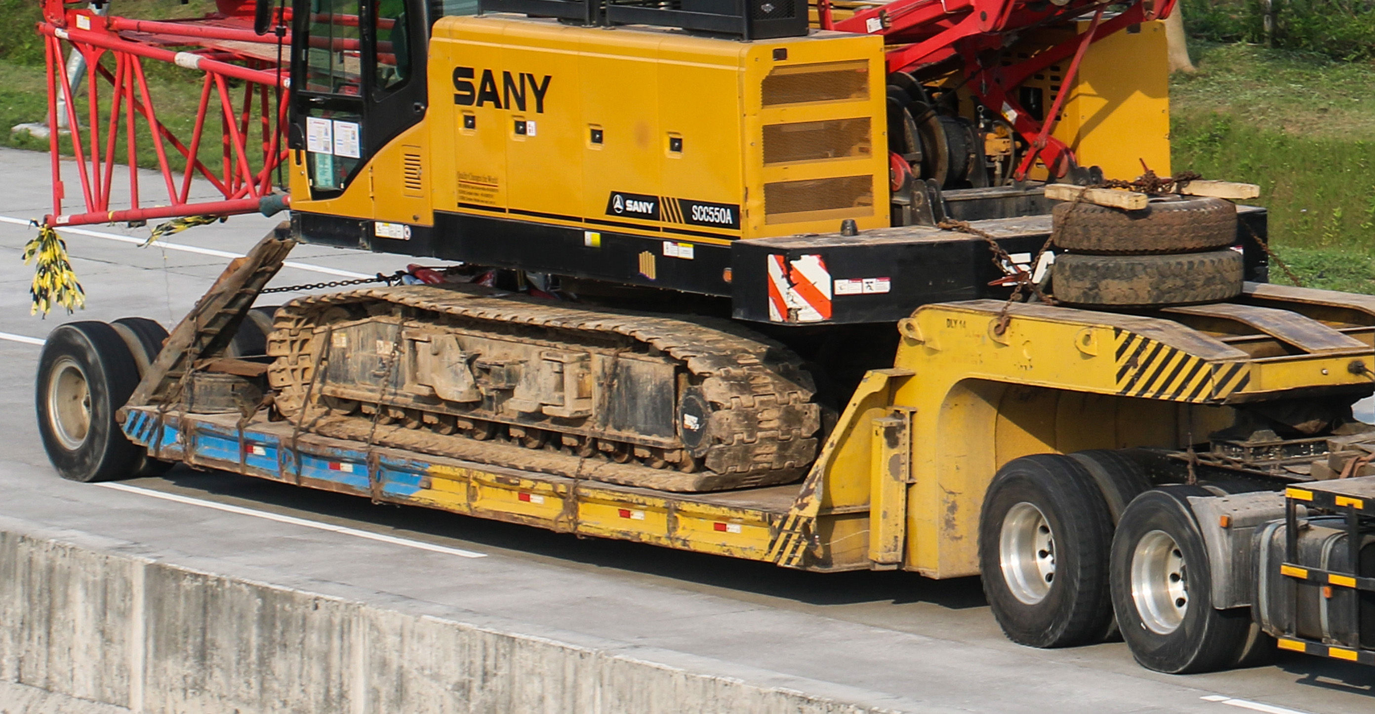 Trailer jenis Lowboy/Lowbed/Dolly yang memiliki ground clearance rendah