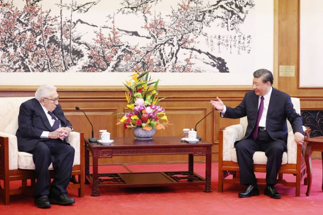 Presiden China, Xi Jinping (kanan) bertemu dengan mantan Menteri Luar Negeri Amerika Serikat, Henry Kissinger, di Beijing, Kamis 20 Juli 2023.