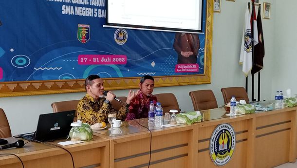 Tiga Dosen Ilmu Komputer Darmajaya Bagikan Media Pembelajaran Melalui Google di SMAN 5 Bandarlampung