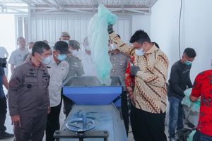 daur ulang plastik jadi lampu taman