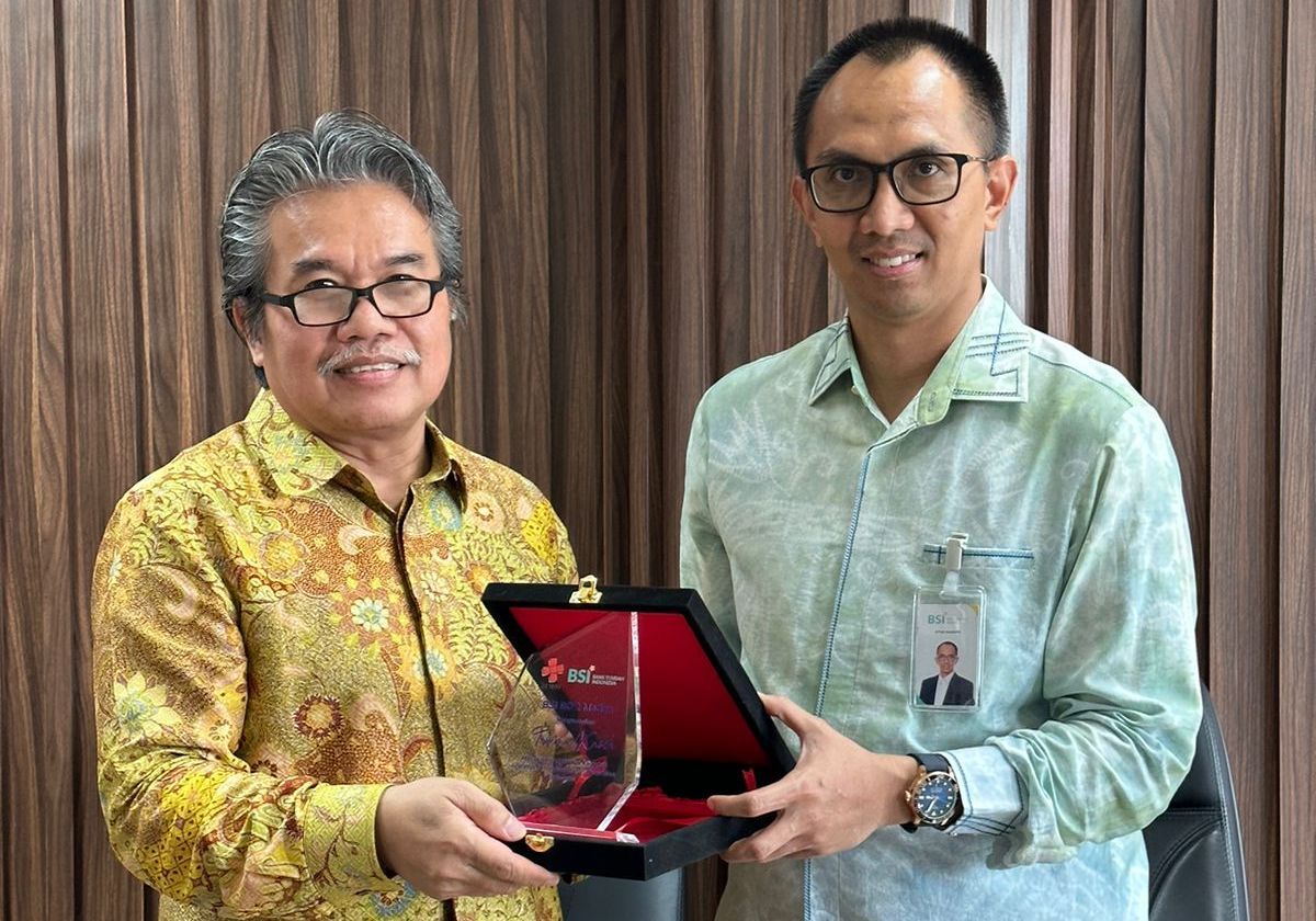Regional CEO BSI Region 2 Medan Affan Mawardi  menyerahkan plakat kepada Dirut RS USU dr Henry Salim Siregar