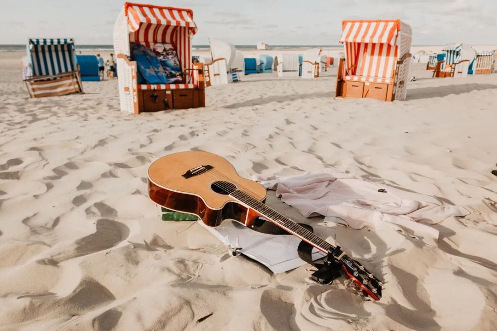 Surf music belakangan sedang naik daun berkat The Panturas yang viral dengan lagu-lagunya. 