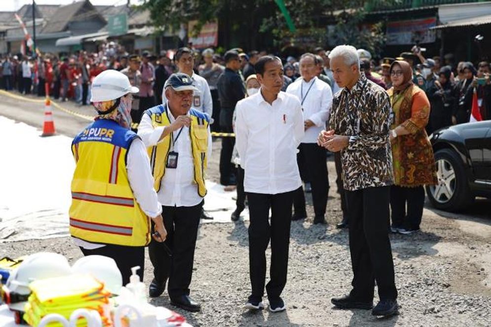 jokowi jalan.jpg