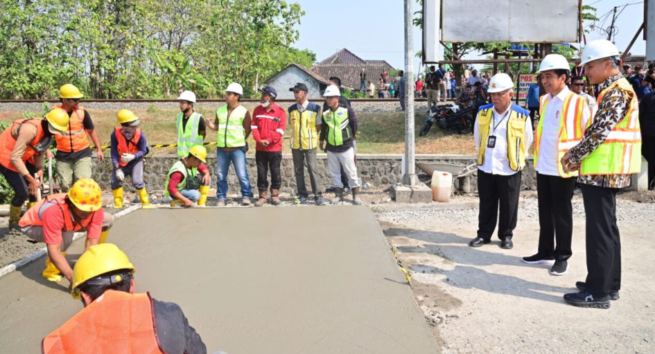 Potret Presiden Jokowi meninjau secara langsung perbaikan Jalan Raya Surakarta-Gemolong-Purwodadi di Kabupaten Sragen, Provinsi Jawa Tengah pada Minggu, 23 Juli 2023.