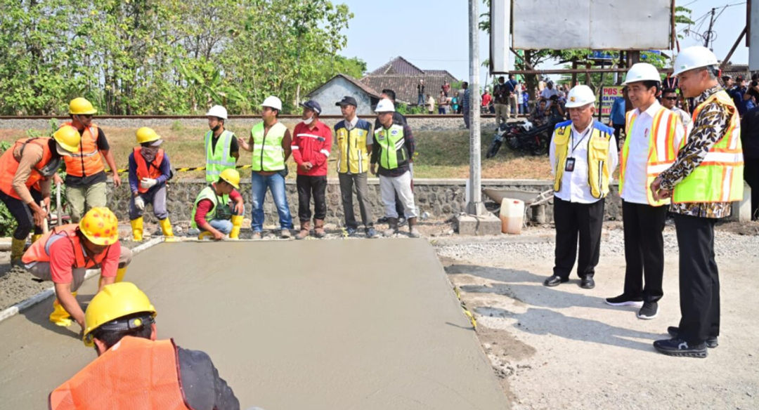 Potret Presiden Jokowi meninjau secara langsung perbaikan Jalan Raya Surakarta-Gemolong-Purwodadi di Kabupaten Sragen, Provinsi Jawa Tengah pada Minggu, 23 Juli 2023.