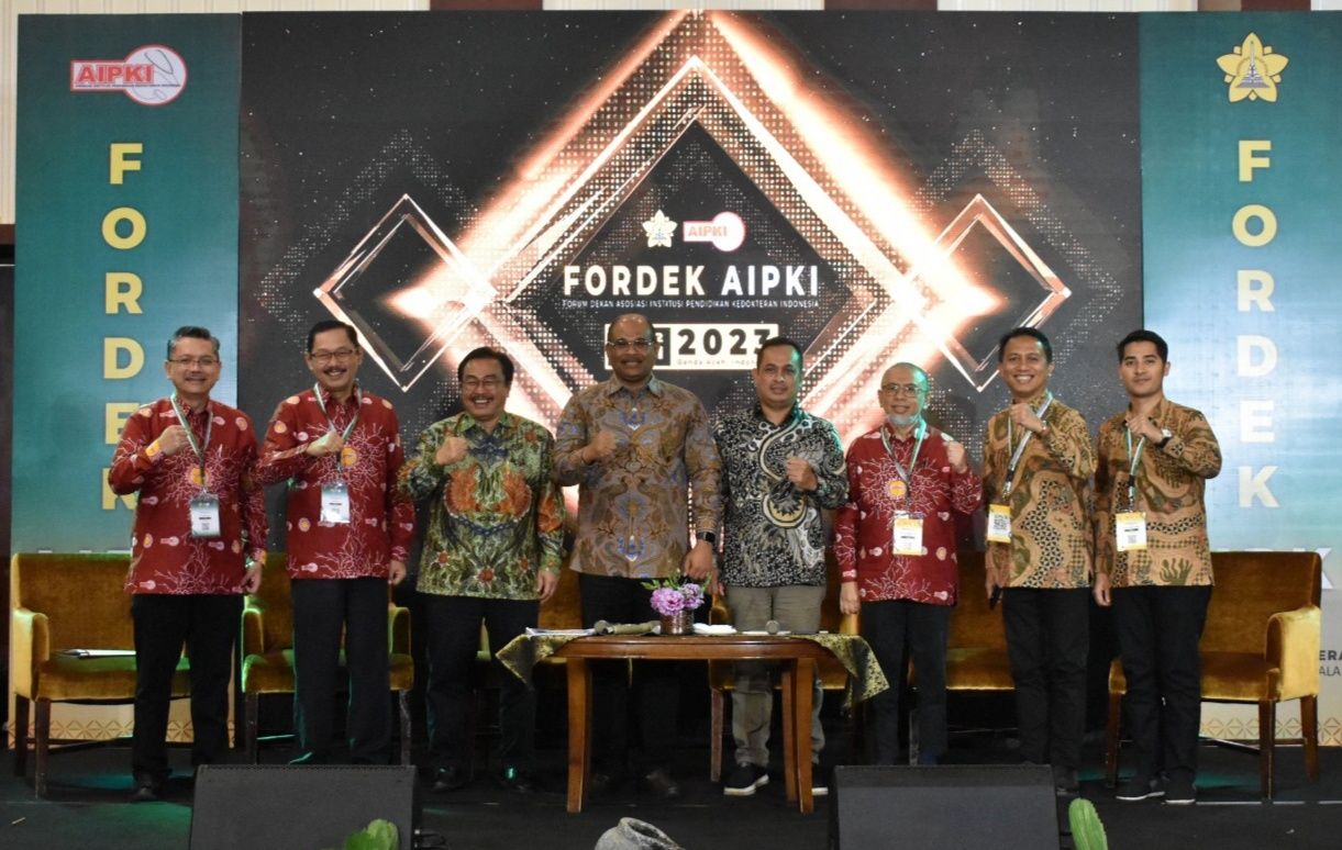 Ketua AIPKI Periode 2022-2024, Prof. Dr. dr Budi Santoso, Sp.OG Subsp. F.E.R (dua dari kiri) bersama pengurus AIPKI lain dalam Pertemuan FORDEK – AIPKI di Hermes Palace Hotel, Banda Aceh pada 21 -23 Juli 2023.