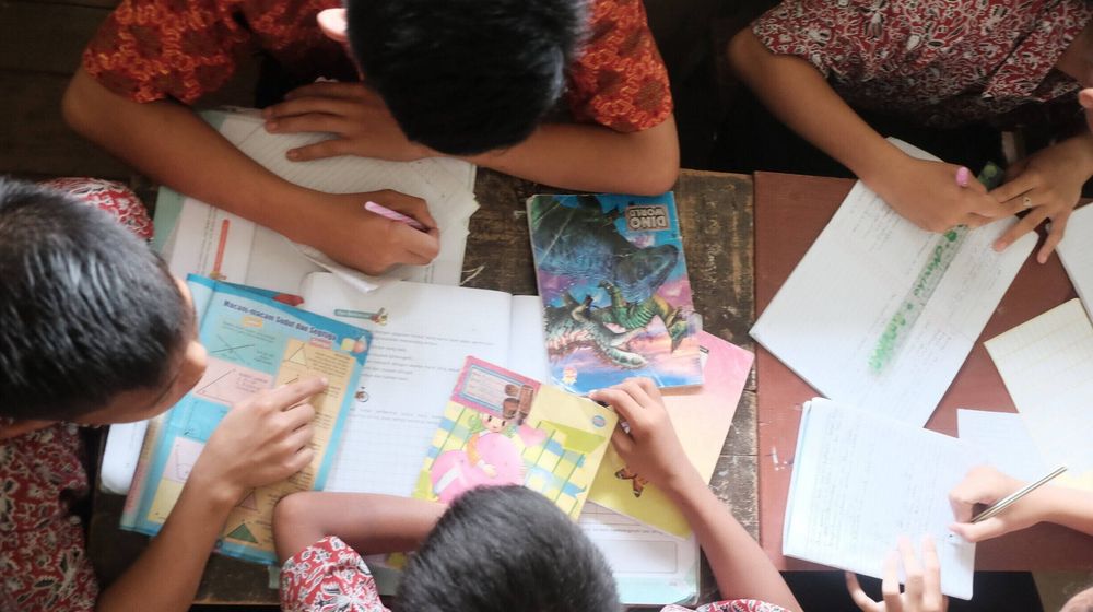 Anak-anak sedang belajar kelompok.jpg