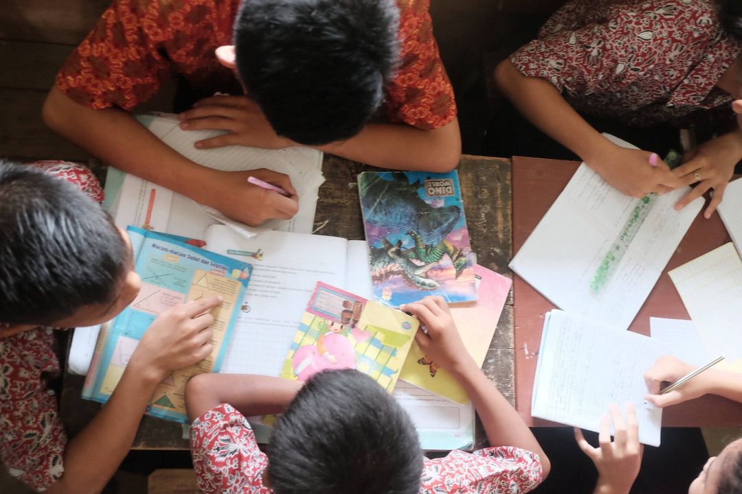 Potret anak-anak sedang belajar kelompok