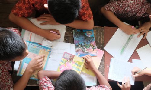 Potret anak-anak sedang belajar kelompok