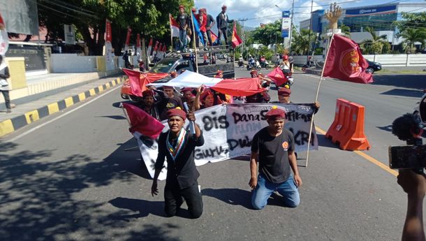 Aktivis PMKRI Cabang Maumere Gelar Aksi Demonstrasi, Tuntut Kepolisian dan Kejari Sikka Usut Kasus Penyelewenangan Dana TPG