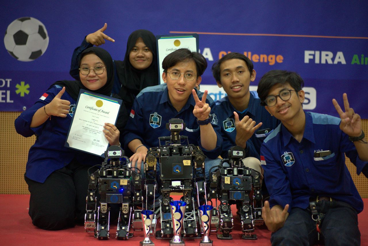 Tim ICHIRO ITS dengan ketiga robotnya dalam ajang FIRA RoboWorld Cup 2023. 
