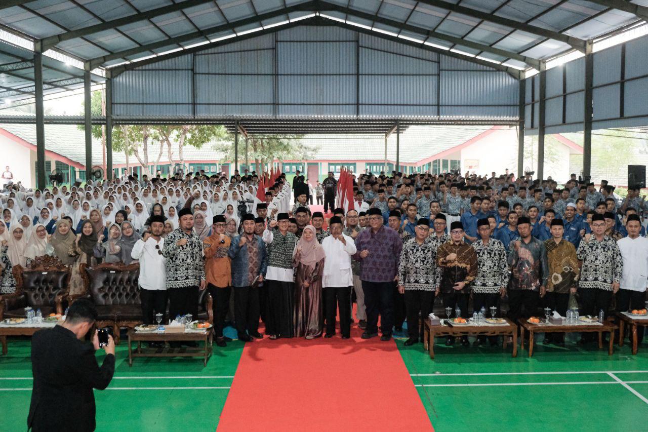 Sandiaga Uno dalam kegiatan "Santri Digitalpreneur Indonesia" di Pondok Pesantren Darul Muttaqien Jabon Mekar, Kabupaten Bogor pada Sabtu, 22 Juli 2023 