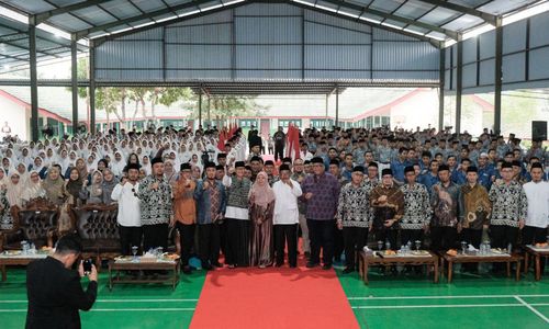 Sandiaga Uno dalam kegiatan "Santri Digitalpreneur Indonesia" di Pondok Pesantren Darul Muttaqien Jabon Mekar, Kabupaten Bogor pada Sabtu, 22 Juli 2023 