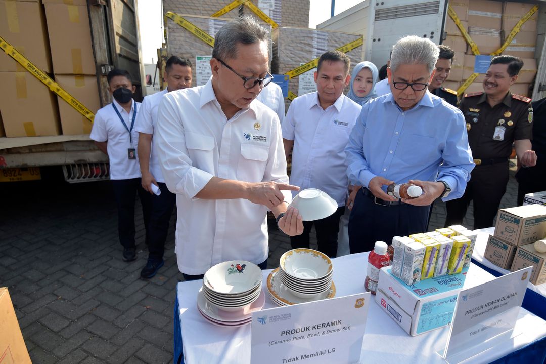 Potret Menteri Perdagangan Zulkifli Hasan mengecek barang impor yang tidak sesuai ketentuan di Sidoarjo, Jawa Timur pada Senin, 24 Juli 2023.