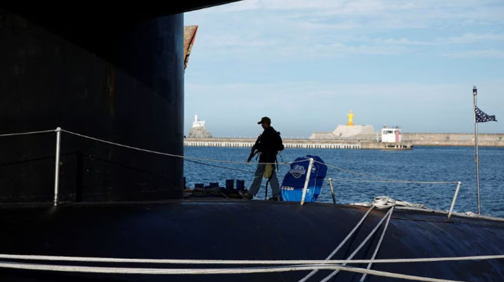 Seorang Awak Berpatroli di Dek Kapal Selam Rudal Balistik AS USS di Busan