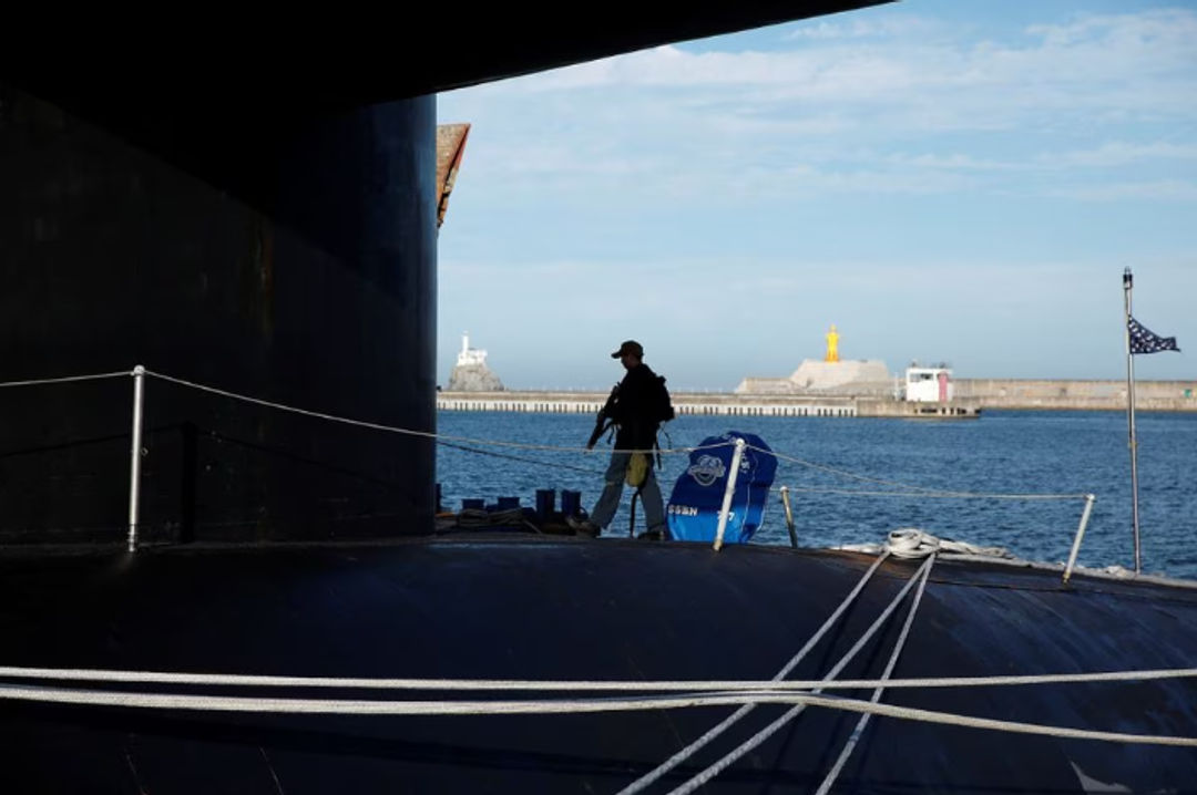 Seorang Awak Berpatroli di Dek Kapal Selam Rudal Balistik AS USS di Busan