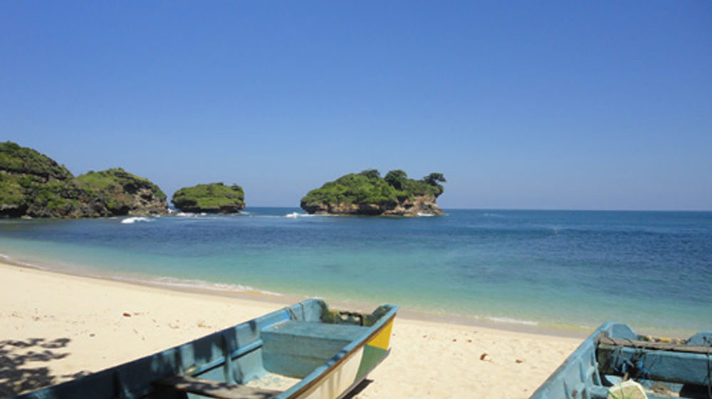 Watu_Karung_Beach_Pacitan.jpeg