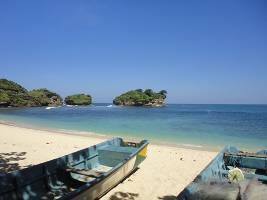 Watu_Karung_Beach_Pacitan.jpeg